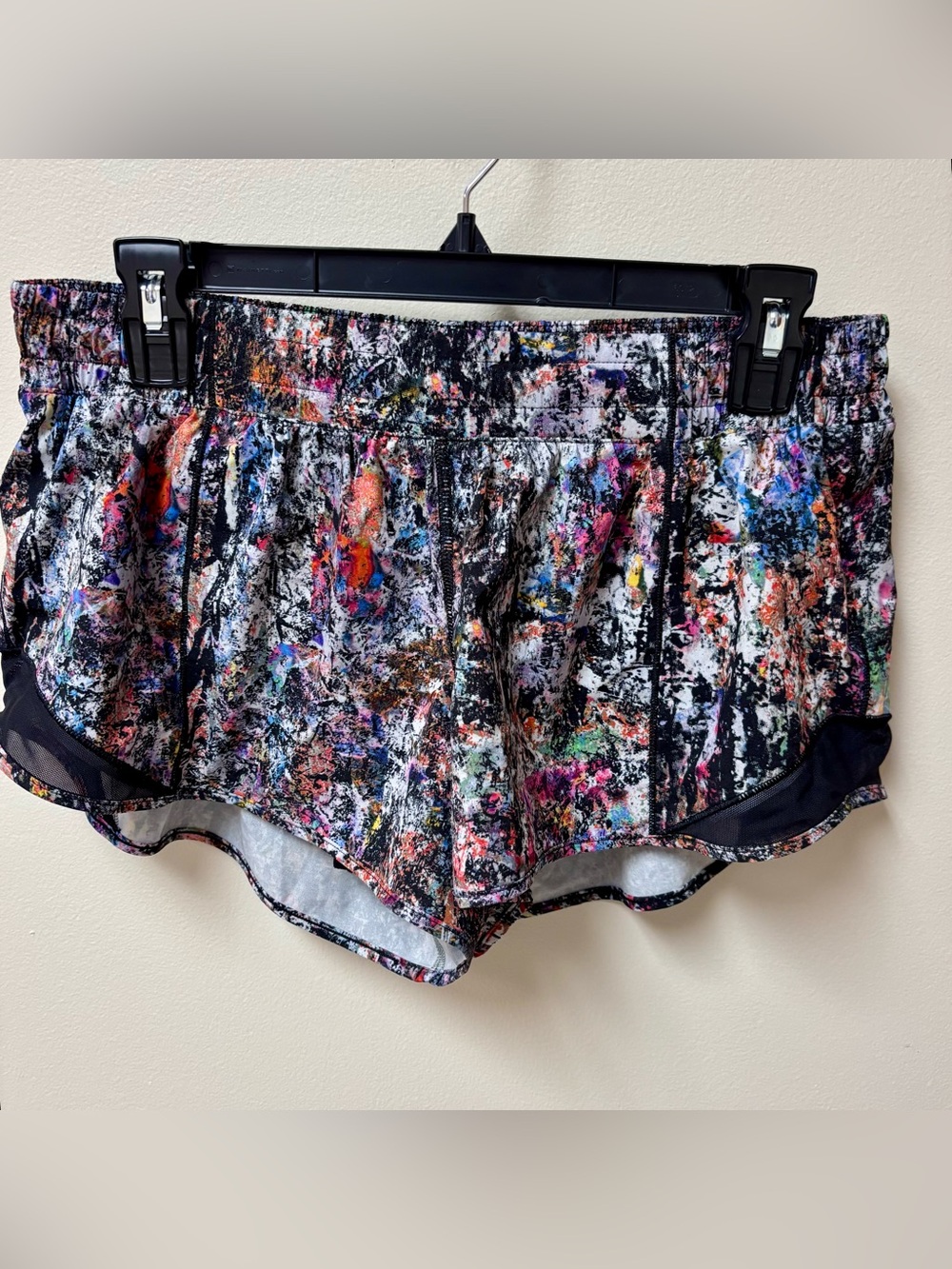 Lululemon Hotty Hot Low Rise Short 2.5” Vitalize Mulit Black Size 12